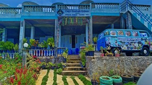 A building with a sign reading "Cafe Rumah Kebun." - OYO 91927 Homestay Kebun (Kupang)