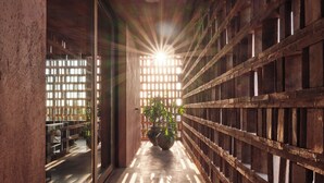 A corridor with wooden lattice walls, a potted plant, and a sunlit interior. - Further Hotel (Pererenan)