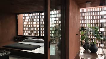 Suite Deluxe, 1 cama King size, para no fumadores | Baño | Amenidades de baño ecológicas, secadora de cabello, batas, pantuflas
