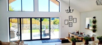 4 Bed Villa Sleeps 8 -private Terrace-free Parking