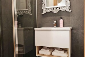 Villa | Bathroom | Separate tub and shower, deep soaking tub, hair dryer, towels