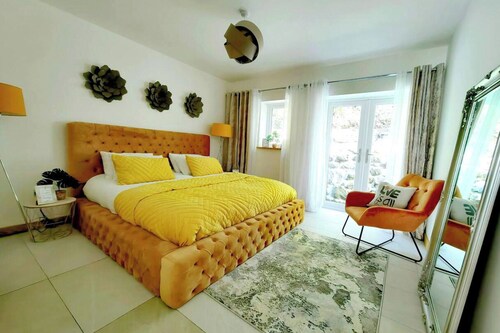 4 Bed Villa Sleeps 8 -private Terrace-free Parking