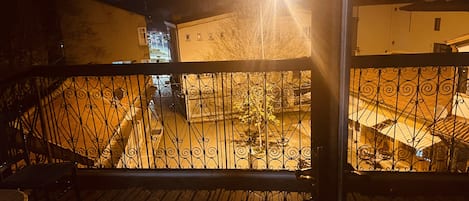 Escritorio, wifi gratis y ropa de cama