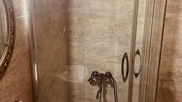 Een douche, een regendouche, een haardroger, handdoeken