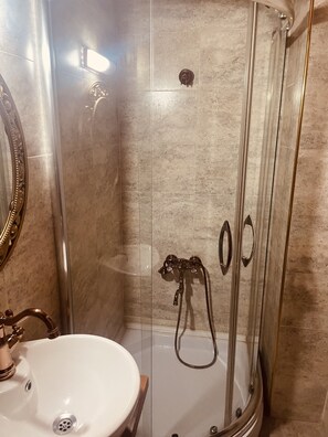 Dusj, regndusjhode, hårføner og håndklær
