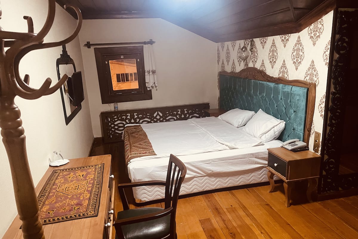 Standaard driepersoonskamer | Een bureau, gratis wifi, beddengoed