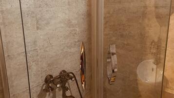 Chuveiro, chuveiro com efeito de chuva, secador de cabelo