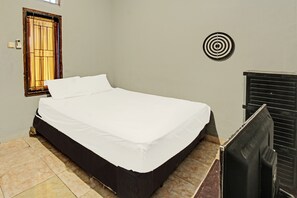 Economy Double Room | Desk, laptop workspace, free WiFi, bed sheets