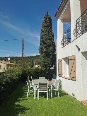 Outdoor dining - Villa with private pool, sea view and 5 minutes from the beach (Bandol)