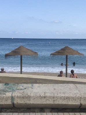 Ubicación a pie de playa y tumbonas