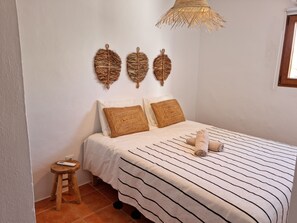 3 dormitorios, tabla de planchar con plancha, cuna de viaje