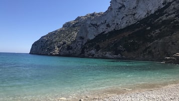 En la playa y camastros