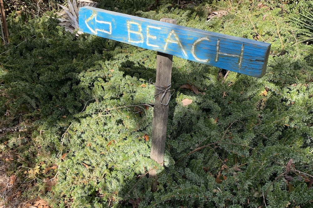 Captains Quarters by the Bay - Walk to the Beach with your Pet. Smart TV w/ WIFI