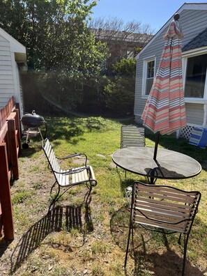 Outdoor dining - Captains Quarters by the Bay - Walk to the Beach with your Pet. Smart TV w/ WIFI (Norfolk)