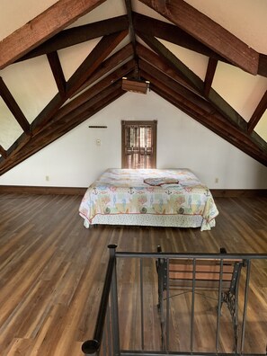 4 bedrooms, free WiFi, bed sheets - Captains Quarters by the Bay - Walk to the Beach with your Pet. Smart TV w/ WIFI (Norfolk)