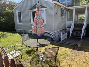 Outdoor dining - Captains Quarters by the Bay - Walk to the Beach with your Pet. Smart TV w/ WIFI (Norfolk)