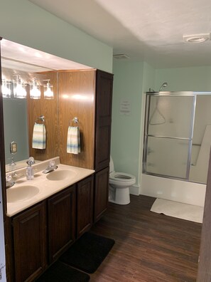 Towels, soap, shampoo, toilet paper - Captains Quarters by the Bay - Walk to the Beach with your Pet. Smart TV w/ WIFI (Norfolk)