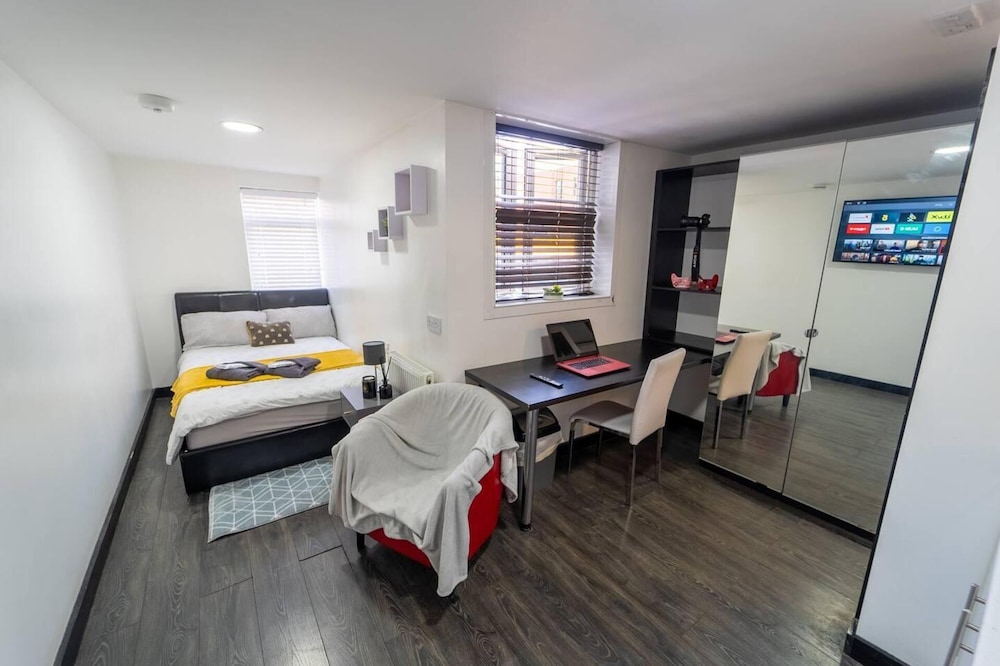 Modern Cosy Studio Available