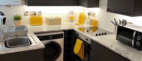 Réfrigérateur, four, plaque de cuisson