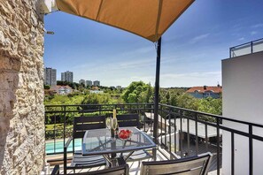 Outdoor dining - Holiday apartment with swimming pool and sun loungers (Pula)