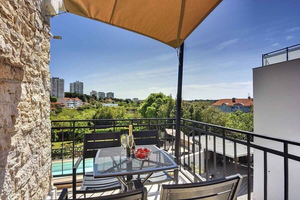 Outdoor dining - Holiday apartment with swimming pool and sun loungers (Pula)