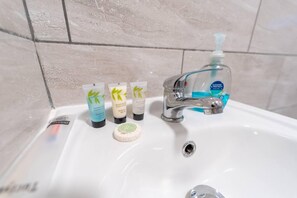 Studio | Badezimmer | Dusche, Haartrockner, Handtücher