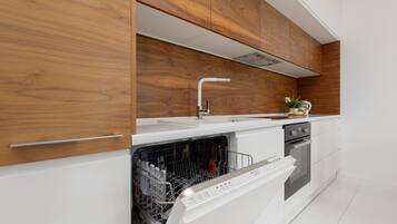 Căn hộ, 2 phòng ngủ, ban công | Bếp riêng | Máy rửa bát, dụng cụ nấu nướng/bát dĩa/dao nĩa