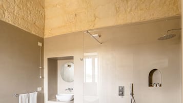 Camera Deluxe | Bagno | Set di cortesia gratuito, asciugacapelli, accappatoio, pantofole