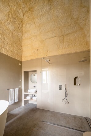 Camera Deluxe | Bagno | Set di cortesia gratuito, asciugacapelli, accappatoio, pantofole