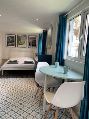 Studio, 1 Bedroom, Terrace | Dining