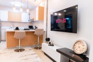 Kühlschrank, Mikrowelle, Ofen, Wasserkocher