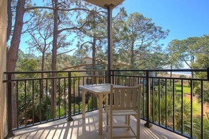 Outdoor dining - Beautifully updated villa, direct Sound views, beach access, walk to Salty Dog! (Hilton Head Island)
