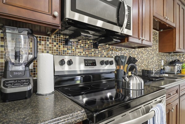 Fridge, microwave, oven, stovetop - 3 BD w/ Parking and Shared Yard - Palm Wave Stays (West Palm Beach)