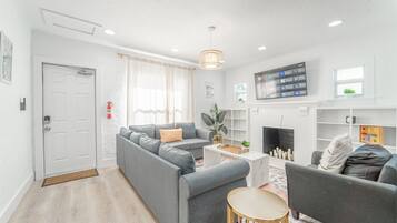 Una Smart TV, una chimenea