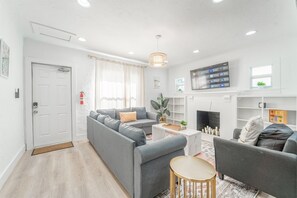 Smart TV, fireplace - 3 BD w/ Parking and Shared Yard - Palm Wave Stays (West Palm Beach)