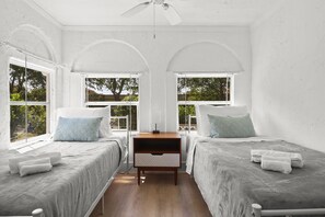 3 bedrooms, desk, iron/ironing board, free WiFi - 3 BD w/ Parking and Shared Yard - Palm Wave Stays (West Palm Beach)