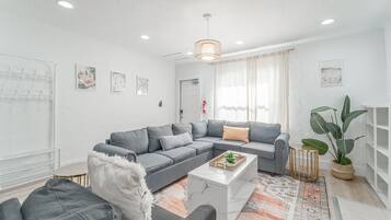 Una Smart TV, una chimenea