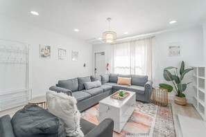 Una Smart TV, una chimenea