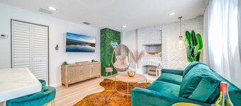 Guesthouse with Fenced Yard- Palm Wave Says