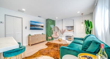 Guesthouse with Fenced Yard- Palm Wave Says