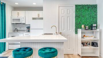 Réfrigérateur, micro-ondes, four, plaque de cuisson