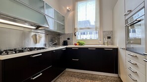 Fridge, oven, dishwasher, coffee/tea maker