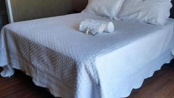 Luxe beddengoed, donzen dekbedden, een strijkplank/strijkijzer