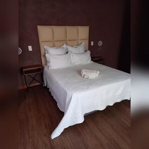 Premium bedding, down duvets, iron/ironing board, free WiFi - Kennzy Guesthouse (Lichtenburg)