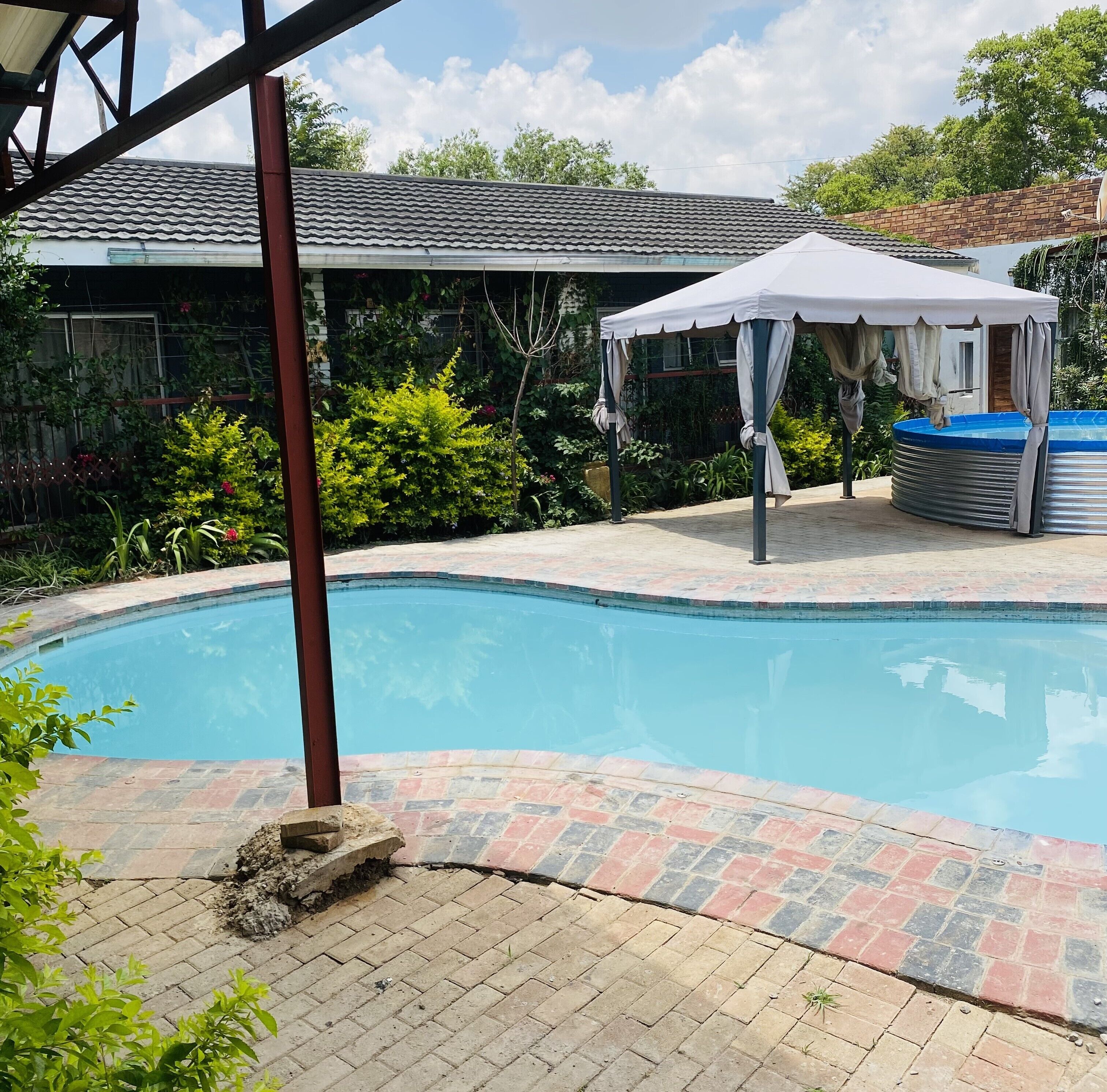 Kolam renang outdoor, dengan kursi berjemur