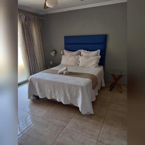Premium bedding, down duvets, iron/ironing board, free WiFi - Kennzy Guesthouse (Lichtenburg)