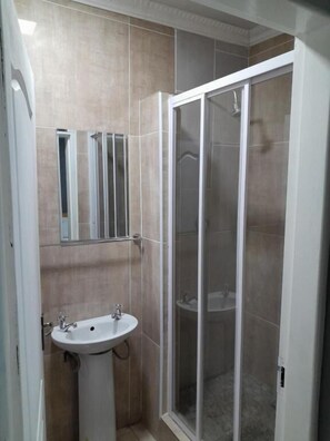 Shower, free toiletries, towels - Kennzy Guesthouse (Lichtenburg)