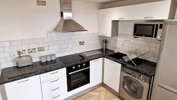 Een koelkast, een microgolfoven, een oven, een kookplaat
