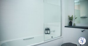 Séchoir à cheveux, serviettes fournies