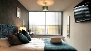 Room - Penthouse With City Skyline Views - Balcony  - King Bed - Netflix (birmingham)